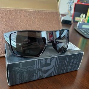 Men’s Oakley Straight Back model